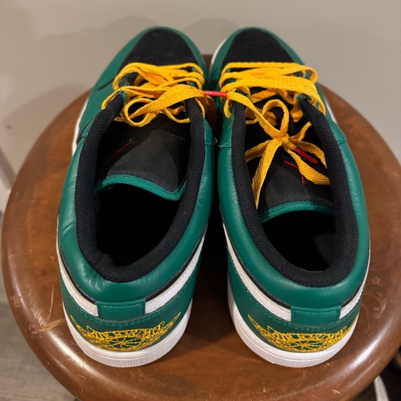 AIR JORDAN 1 LOW SE
"HOLIDAY SPECIAL - MALACHITE GREEN" - Picture 7 of 14